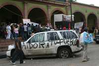 En las calles aledañas a la alcaldía de Zimapán aún se observan los estragos de la trifulca que protagonizaron opositores a la instalación de una planta de residuos tóxicos