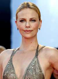 La actriz sudafricana Charlize Theron llega al Cinema Palace, de Venecia, en donde se exhibió  la cinta In the Vallery of Elah –del director Paul Haggis–, de la cual es protagonista