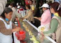 Unas 40 cocineras participaron en la elaboración de la quesadilla de hongos más grande del mundo, para lo cual utilizaron 100 kilos de masa de nixtamal y 200 más de setas, guisadas de diferentes maneras