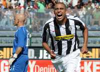 David Trezeguet, de la Juventus, celebra el tanto que le marcó a Cagliari y que representó su gol 99 en la serie A de la liga italiana