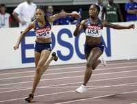 El británico Martyn Rooney (arriba) trata de esquivar al polaco Marcin Marciniszyn (en el piso a la derecha), y a otros corredores, durante la competencia de 4x400 varonil. Abajo la estadunidense Lauryn Williams (derecha) entrega la estafeta a su compañera Allyson Felix, en la carrera de 4x100