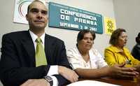 Luis Arteaga, del Centro Pro, y la diputada Maricela Contreras acompañan a Concepción Moreno durante su conferencia en el Palacio Legislativo de San Lázaro  Marco Peláez