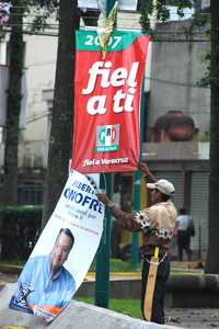 Personal del ayuntamiento de Jalapa empezó a retirar ayer la propaganda usada en las elecciones del domingo