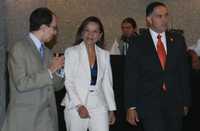 Jorge Volpi, Josefina Vázquez Mota y Julio Di Bella, ayer, durante la firma del acuerdo para poner en marcha "medidas de autorregulación" en los canales Once y 22