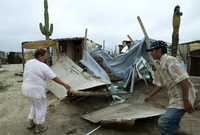 Clara Hernández y su hijo, Jaime Cruz, reparan su vivienda, destruida por el paso del huracán Henriette, en Cabo San Lucas, Baja California Sur