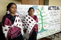 Elena Vázquez Pérez y María Vázquez Gómez, integrantes de Las Abejas, participaron en la conferencia para exigir que la matanza de Acteal no sea olvidada y se castigue a los verdaderos responsables