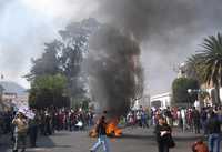 Estudiantes cercan el inmueble en el cual sesionaría la Asamblea Constituyente de Bolivia. Sucre y La Paz se han disputado la sede de los tres poderes desde el siglo XIX