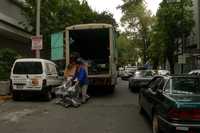 Camiones de mudanzas se estacionan en doble fila para descargar sus contenidos en la calle Schiller, provocando severo caos vial en la zona, además de múltiples molestias a los vecinos