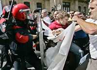 En San Sebastián, País Vasco, policías antimotines chocan con participantes en una manifestación en favor de presos etarras, la cual había sido prohibida por un juez. El enfrentamiento dejó nueve detenidos, incluido el vocero del Movimiento pro Amnistía, Juan María Olano, quien en la imagen aparece al fondo y en el centro