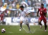 La incesante lluvia impidió al técnico Hugo Sánchez evaluar el trabajo de la selección; en la imagen, el panameño Román Torres persigue al enmascarado Nery Castillo