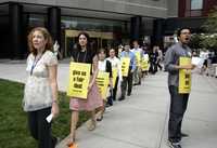 Trabajadores del diario The Wall Street Journal representados por la Asociación Independiente de Empleados de Publicaciones se manifestaron en Nueva York frente a la sede de la compañía Dow Jones, que acaba de comprar el periódico, en demanda de mejores condiciones laborales