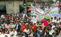 Diputados federales de la corriente perredista Nueva Izquierda movilizaron ayer a vecinos de la delegación Iztapalapa hasta la sede de la ALDF, en Donceles y Allende, para demandar solución a sus problemas de grietas, inseguridad y falta de agua