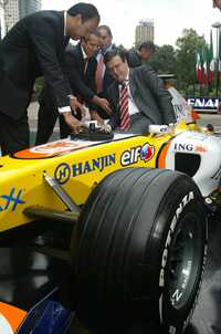 Marcelo Ebrard se subió a uno de los autos Renault F-1 que se usarán en el espectáculo del próximo mes