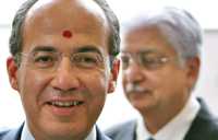 Felipe Calderón habla a los medios de información, junto al presidente de la trasnacional Wipro Technologies, Azim Premji, ayer en Bangalore