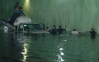 Bomberos y personal de Protección Civil intentaron rescatar a los tripulantes de una pipa de agua que quedó varada, con otros seis vehículos, en el bajopuente de avenida San Antonio y Anillo Periférico, tras la intensa lluvia de ayer