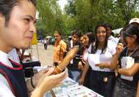 Tianguis informativo sobre sexualidad en la Alameda Central, en mayo de 2002