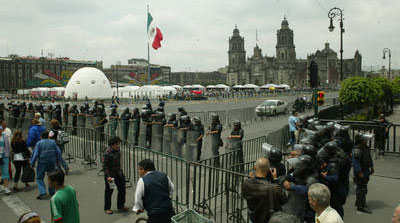 "Un exceso", que militares cerquen el Zócalo: GDF