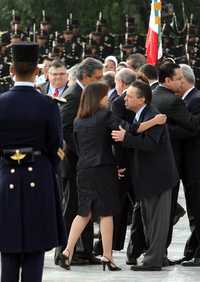 Eduardo Medina Mora saluda a Josefina Vázquez Mota, durante la ceremonia en el Altar a la Patria