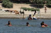 Un grupo de niños juega en las aguas del río Papagayo, cerca de la planta captadora de agua potable que fue bloqueada ayer por campesinos opositores al proyecto hidroeléctrico La Parota, en la comunidad de Salsipuedes, municipio de Acapulco