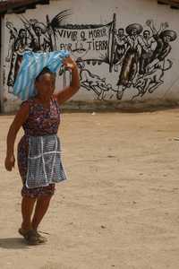 Con la participación de niños y jóvenes, el artista guerrerense Nicolás de Jesús pintó un mural en apoyo al Consejo de Comunidades Opositoras a La Parota. En la imagen, la comunidad de Agua Caliente Cacahuatepec, Guerrero