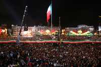 Simpatizantes de Andrés Manuel López Obrador desplegaron ayer en el Zócalo una larga manta en apoyo al "presidente legítimo", la cual fue tapada con otra, tricolor, por elementos del Estado Mayor Presidencial momentos antes de la ceremonia del Grito de Independencia encabezada por Felipe Calderón Hinojosa