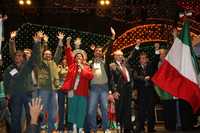 Jesusa Rodríguez (al micrófono) e integrantes del gabinete del "gobierno legítimo" durante el Grito de los libres, ayer en la Plaza de la Constitución de la ciudad de México