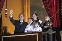 Felipe Calderón con su familia en el balcón central de Palacio Nacional, luego de la ceremonia del Grito