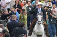 El presidente Alvaro Uribe rechazó por segunda ocasión en una semana la petición de Hugo Chávez para reunirse en territorio colombiano con la guerrilla de las FARC. En la imagen, el mandatario (a caballo) brinda con una taza de café con el secretario de Comercio de Estados Unidos, Carlos Gutierrez