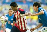 Alberto Medina y Denis Caniza (derecha) durante el juego en el estadio Jalisco