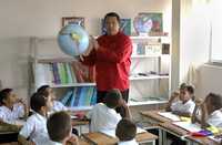 El presidente de Venezuela, Hugo Chávez, en un salón de clases de la ciudad de Maturín, tras inaugurar el ciclo escolar 2007-2008 en el país