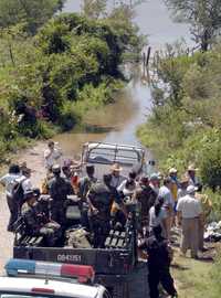 El Ejército Mexicano aplicó el plan DN-III en el municipio de Tixtla, en la zona centro de Guerrero, donde las viviendas de más de 100 familias resultaron afectadas por el desbordamiento de la Laguna Negra debido a las lluvias del pasado fin de semana, que también arruinaron varias hectáreas de cultivos de maíz, fríjol, calabaza y sorgo. Los pobladores informaron que la carretera que comunica esa localidad con el poblado de Zacazonapa está inundada y hay más de mil personas incomunicadas; asimismo, dijeron temer el desbordamiento de dos presas, que están al límite de su capacidad