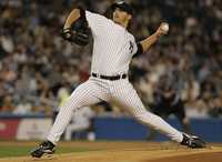 Andy Pettitte, de los Yanquis de Nueva York, efectúa un lanzamiento contra los Orioles de Baltimore en el juego entre ambas novenas realizado ayer en la ciudad de los rascacielos. Pettitte logró su victoria 200 en el triunfo de los Yanquis 2-1