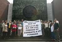 Secretarios del GDF, entre ellos Martí Batres; delegados y legisladores locales durante su protesta ante la Cámara de Diputados para exigir recursos del ramo 33