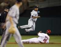 Seattle blanqueó 6-0 ayer a Anaheim; en la imagen, José López, segunda base de los vencedores, elude Garret Anderson