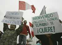 Seguidores de Fujimori en la base aérea de la policía