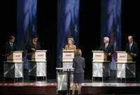 La precandidata presidencial estadunidense Hillary Clinton (de frente) habla a sus contendientes del Partido Demócrata –de izquierda a derecha: John Edwards, Bill Richardson, Christopher Dodd y Joe Biden–, el jueves pasado en Davenport, Iowa. De espaldas aparece la moderadora Judy Woodruff  Reuters