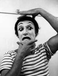 Dos momentos de Monsieur Bip, personaje creado por Marcel Marceau. Arriba, durante una presentación en el Centro Cultural Belem, en Lisboa, Portugal, y abajo, en una actuación en la Universidad de California en Los Ángeles, en 1983