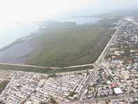 Vista aérea del terreno de 112 hectáreas que el Fondo Nacional de Fomento al Turismo donó el viernes pasado al ayuntamiento de Benito Juárez (cuya cabecera es Cancún),  donde se pretende edificar el nuevo centro de la ciudad y el palacio de gobierno