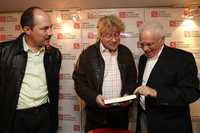 Marco Aurelio García, Stefan Gandler y Julio Boltvinik, el miércoles, durante la presentación del libro del segundo en la librería Octavio Paz del FCE