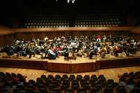 Atrilistas de la Orquesta Filarmónica de la UNAM, durante un ensayo en la Sala Nezahualcóyotl, sede de esta agrupación en el Centro Cultural Universitario