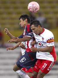 Alberto Medina, de Chivas, y Javier Restrepo, de Tiburones, durante el encuentro en el estadio Jalisco