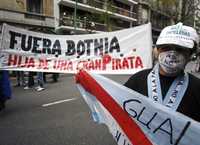 Cientos de ambientalistas bloquearon este domingo la llamada Ruta del Mercosur en rechazo a la pastera Botnia. En la imagen, una protesta realizada frente a la embajada de Finlandia, en Buenos Aires, el 12 de septiembre pasado