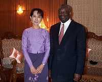 La lideresa de la opositora Liga Nacional para la Democracia de Myanmar, Aung San Suu Kyi, y el nigeriano Ibrahim Gambari, durante un encuentro en Yangon, antigua capital de Myanmar, antigua Birmania, en noviembre de 2006. La foto fue entregada por el Centro de Información de la ONU