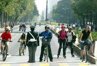 Participantes en el quinto Ciclotón, que ayer tuvo un recorrido de 32 kilómetros. Aquí, en el Paseo de la  Reforma