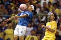 El cruzazulino Rogelio Chávez controla el balón ante la marcación de Federico Insúa, durante el partido disputado en el estadio Azteca