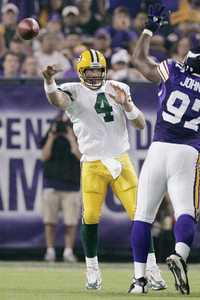 Brett Favre tuvo otra vez una actuación sobresaliente y conectó dos pases de anotación para que Green Bay ganara 23-16 a Vikingos