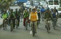 Como cada primer lunes de mes, ayer los funcionarios del gobierno capitalino se trasladaron a sus centros de trabajo en bicicleta. En la imagen, el Ejecutivo local, Marcelo Ebrard, sobre avenida Reforma