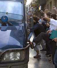 Protesta en San Sebastián por la detención, ayer, de Joseba Álvarez y Oihana Agirre, líderes de Batasuna acusados por el gobierno español de "reiteración delictiva"