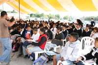 Alumnos de escuelas  no reconocidas por la Secretaría de Educación del estado de México empezaron a tomar clases ayer en la explanada municipal de Valle de Chalco. Profesores adheridos a la Unión Popular Revolucionaria Emiliano Zapata exigen al gobierno local, de extracción perredista, la donación de dos terrenos para construir una escuela secundaria y una preparatoria