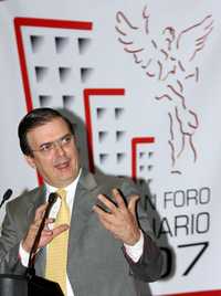 Marcelo Ebrard durante su participación en el Foro Inmobiliario 2007, que se realizó ayer en el Centro Banamex